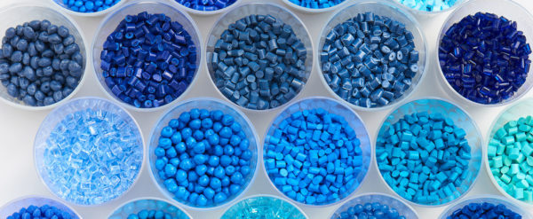 Foto: Auswahl an blauen Kunststoff-Granulaten