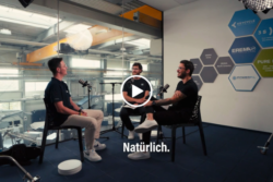 Studio situation: Jacob Manhartsgruber in conversation with the two male podcast hosts; copyright: DSTNCTVE